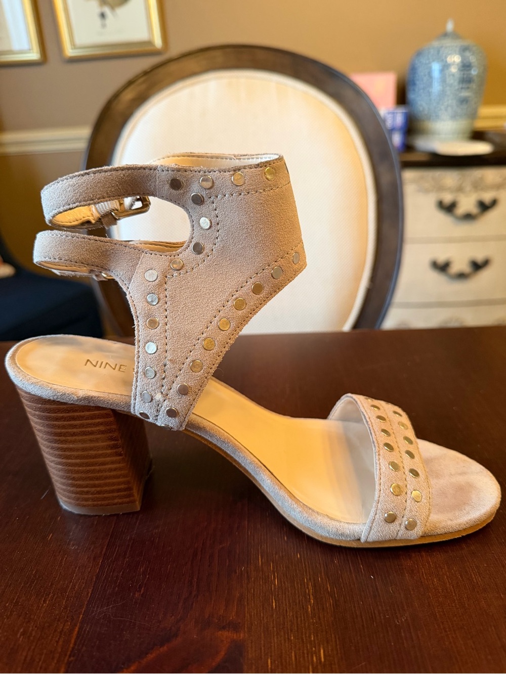 NINE WEST NW Gailon Gold Studded Suede Stacked Heel in Taupe size 6.5